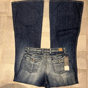 Lågmifjade bootcut jeans  - Lågmidjade bootcut jeans. Midjemått 36 cm, innerbenslängd 85 cm❤️‍🔥