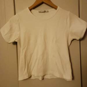 Jag säljer denna söta vita ribbade t-shirt från lager 157, använd ett få tal gånger oxh är i bra skicka. Jäljer för att den är för liten