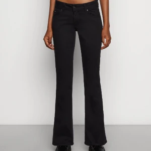 Pepe jeans - Skitsnygga lågmidjade jeans från pepe, aldrig använda då de aldrig passat mig i låren och jag lämnade aldrig tillbaka de. Jag har sprätt upp de längst nere och skulle säga att de passar folk som är runt ca 165cm! 