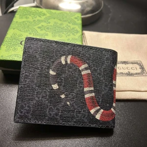 Gucci GG supreme plånbok - Äkta gucci plånbok i nyskick. Möts upp i tyresö.