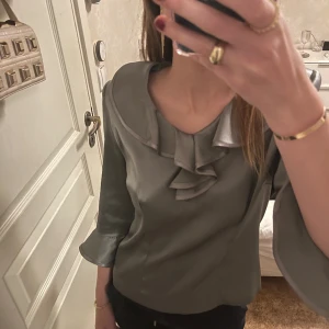 Satinblus! - Så fin silverfärgad satinblus!❣️❣️