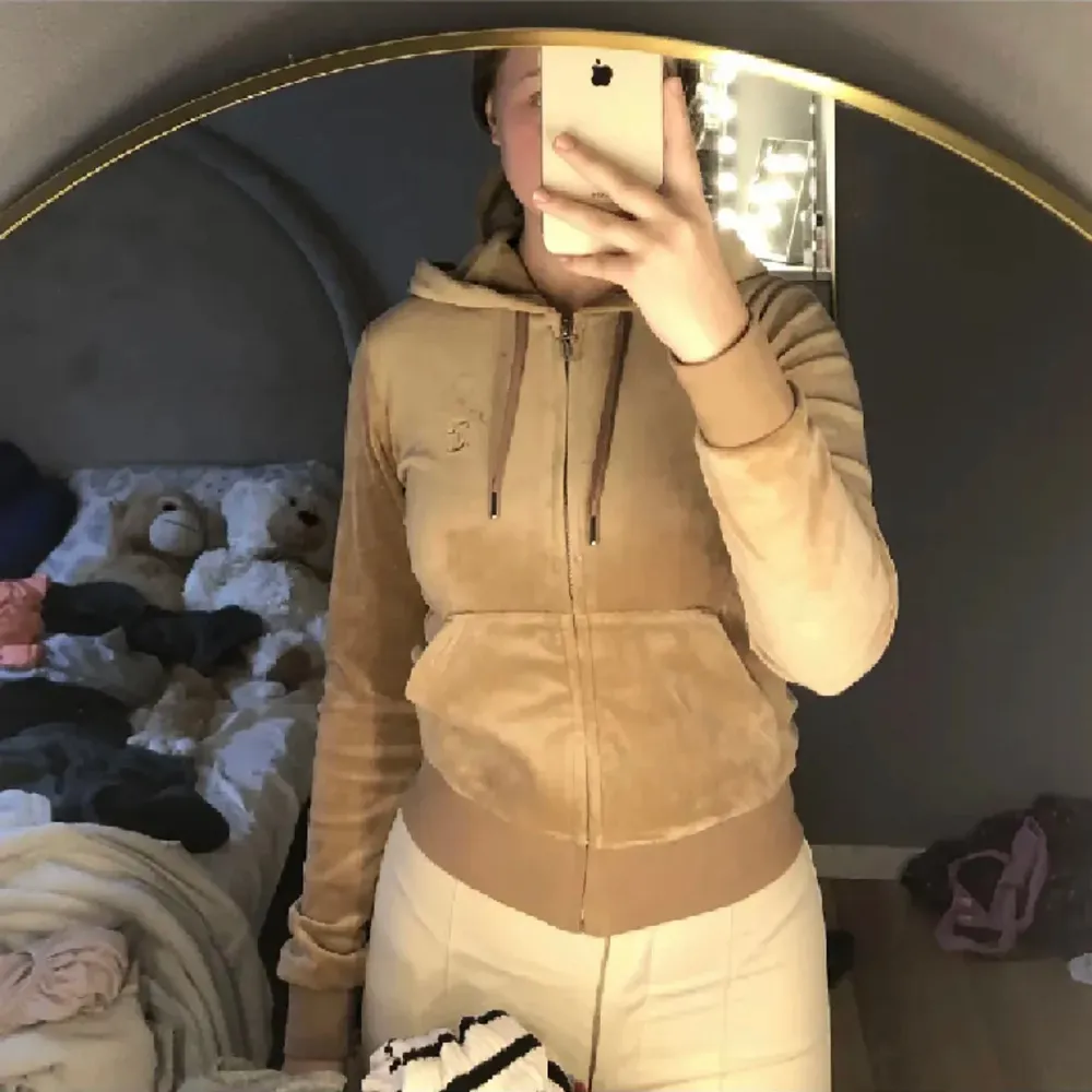 Helt oanvänd juicy couture hoodie, lappen sitter kvar. Vet inte riktigt vad för färg det är men någon slags ljusbrun. . Hoodies.