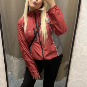 Windbreaker  - windbreaker från craft köpt secondhand🪐