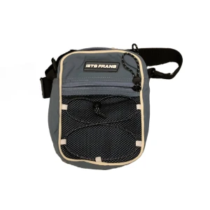 Crossbody väska - En Crossbody väska från Urban Outfitters (Iets Frans). Använd en gång bara👜👛