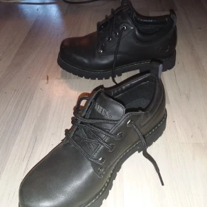 Helt nya läderkängor - Oanvända sköna kängor i äkta läder. Storlek 40