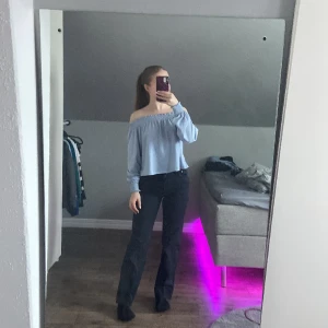 Tröja/topp - Jätte söt blå topp som jag verkligen älskar men den e för rak så jag har aldrig använt den så det är därför den säljs❤️ vid frågor eller fler bilder tveka inte på o höra av dig❤️