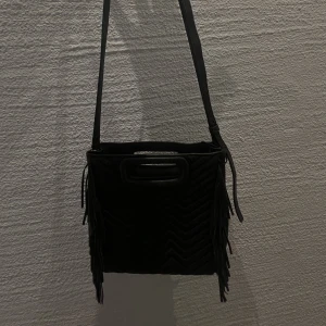 Maje väska - Säljer en jätte fin väska från maje som inte har några defekter alls förutom att texten på handtaget försvunnit! Har du några frågor osv är de bara att fråga!❤️😽