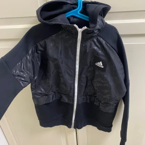 Adidas tröja  - Adidas tröja junior storlek M Bra skick 120:-