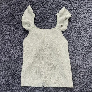 Topp - Säljer det här zaralinnet i glittrigt tyg. Jättefin på sommaren och i bra skick❤️