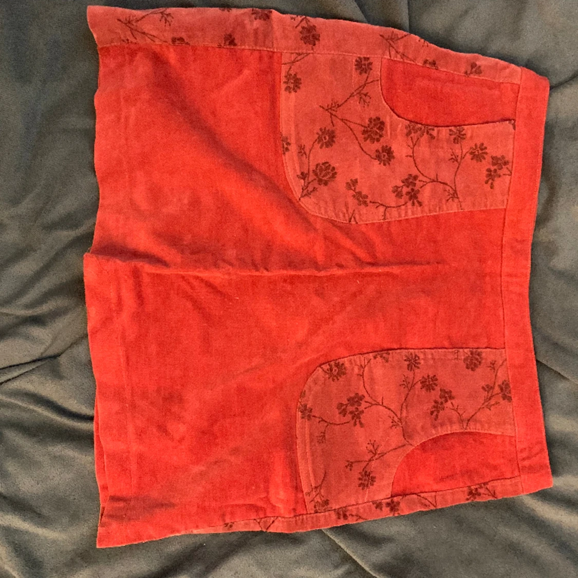 Kjol i mocca-liknande tyg