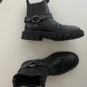 Zara vinterskor, känga, boots - Zara Vinterskor/boots/kängor nästintill nyskick (liten repa fram, se bild). Pris kan diskuteras vid snabb affär/upphämtning. 