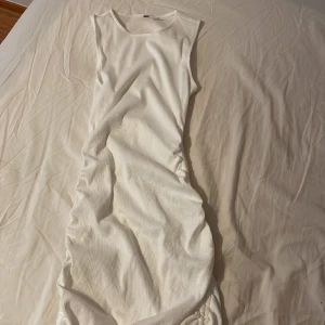 Vit klänning - Säljer denna vita tajta klänning för 90kr + frakt (pris kan diskuteras) den är från hm men lappen är avklippt Xs