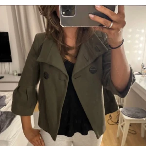 Trekvarts jacka - As snygg trevkartsärmad jacka i nyskick💖 Perfekt vår & höst jacka💖💖Kan självklart diskutera pris🙌🏻 Grön brun i färgen, brunare än vad den ser ut i detta ljus