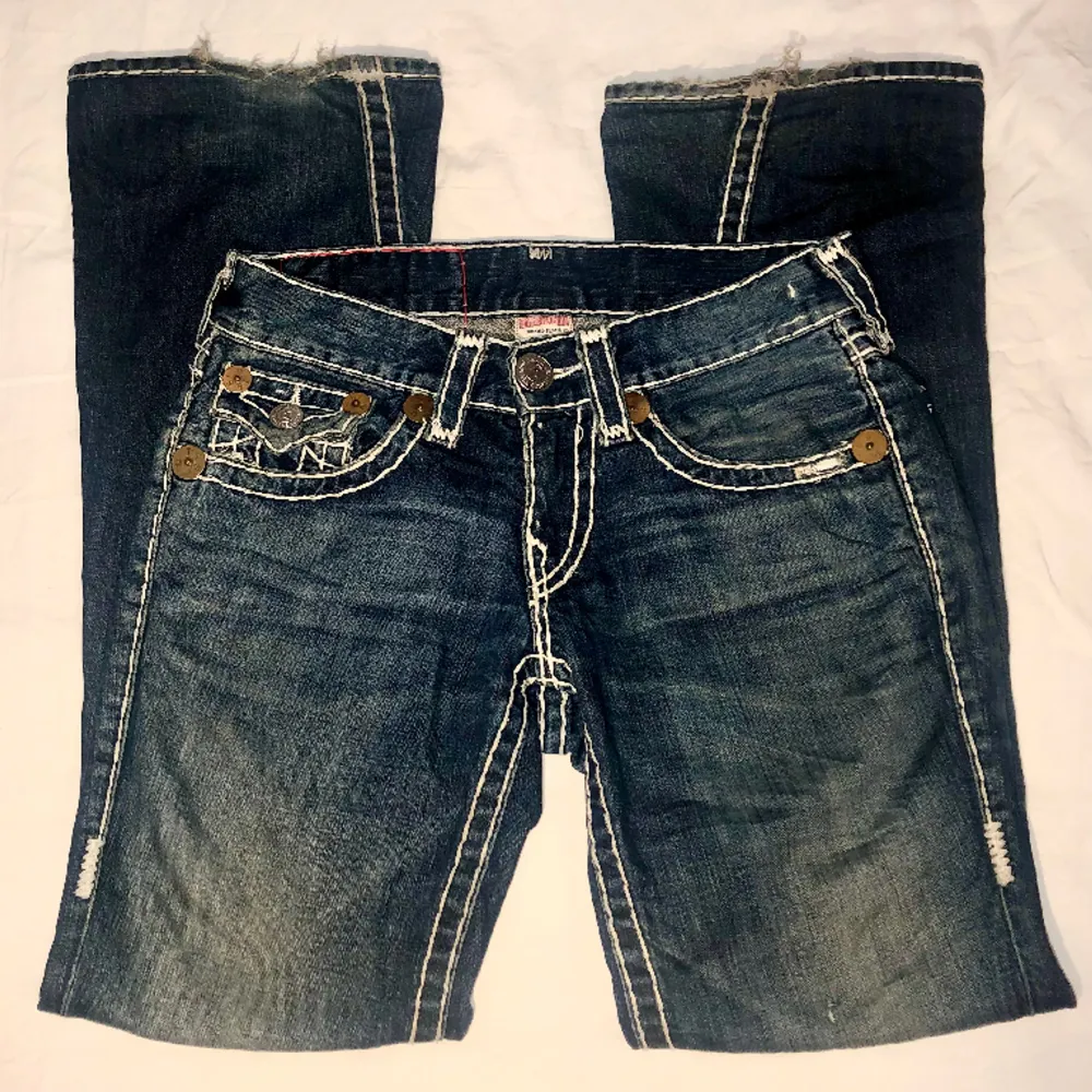 Ett par rare True Religion jeans i storlek 28, passar som 30. Bra skick förutom en del heel drag på högra sidan. Detta är samma modell som chief keef har haft på sig. Skriv till mig för mer info/bilder. Innerbenslängd: 81cm Midjemått: 80cm runtom. Jeans & Byxor.