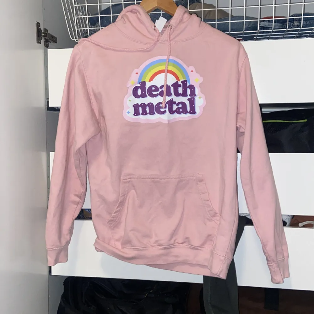 Fin rosa hoodie i perfekt skick. Säljer då den har blivit för liten för mig. Priset är inte hugget i sten.. Hoodies.