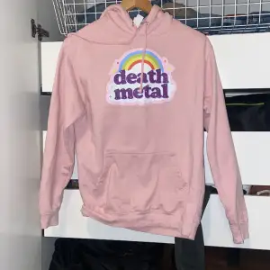 Fin rosa hoodie i perfekt skick. Säljer då den har blivit för liten för mig. Priset är inte hugget i sten.