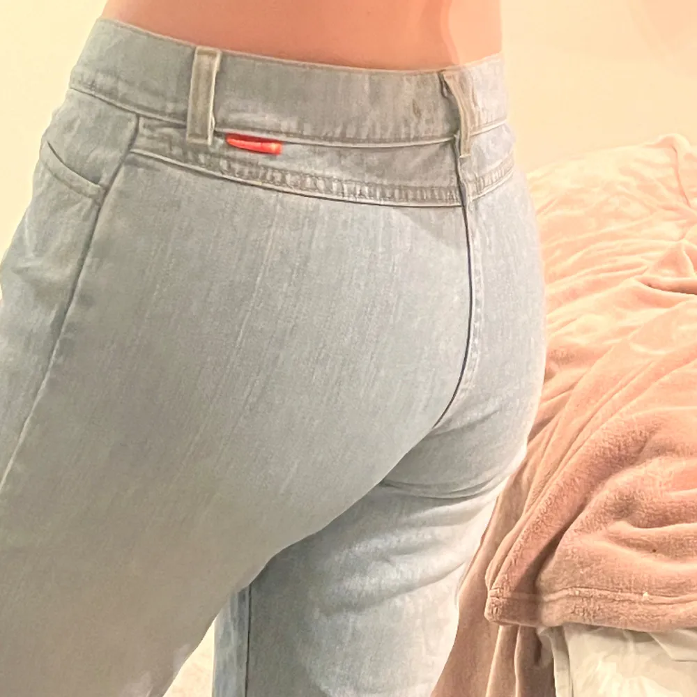 Fett coola bootcut jeans utan fickor där bak! Säljer då de inte passar mig så bra! . Jeans & Byxor.