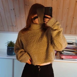 Mjuk Björn Sweater - Jättemjuk fluffig björn Sweater som är kroppad🧸💕 färgen på sweatern är smutsgrön💚 storlek M men passar bra på mig som är xs/s