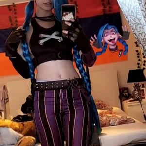 Jinx Arcane cosplay  - Cosplay som jag använt en gång, peruk och alla små detalj accessoarer ingår! OBS kläderna är väldigt tighta, känns nästan som xxs (nypris: 1 500kr)