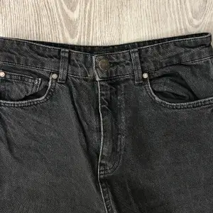 mid jeans. har en liten defekt på ena bakfickan ( se bild 3) är i storlek 34