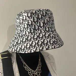 Dior hatt A kopia köpt för 600 använd en gång 