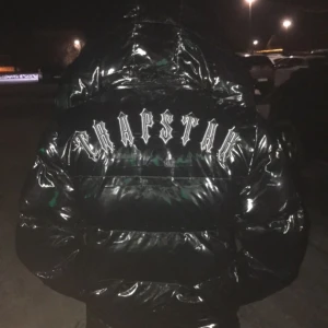 Trapstar jacka glänsig - Autentisk, passar både S och M. Säljer eftersom att jag behöver L storlek jacka. Helt ny och nästan aldrig använt. Här har min lillebror på sig den. Lapparna finns fortfarande på den.