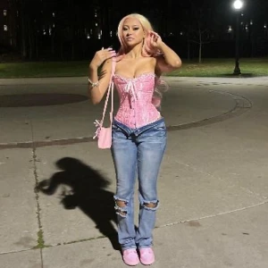 Rosa corset  - Rosa korsett/corsett i S! Inte använt än, men testad, dock så insåg jag att korsett inte är för mig💘 