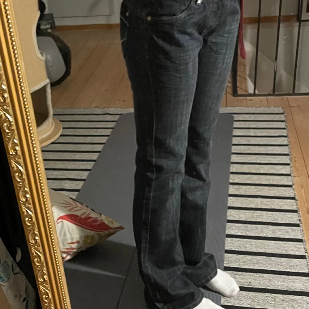 Jättefina utåtsvängda och lowwaisted jeans. Knappt använda och i jättebra skick. . Jeans & Byxor.