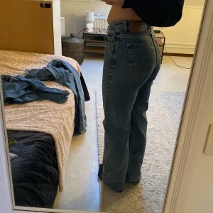 Högmidjade jeans - Regular wide 28, Length 32 Jag har storlek M i byxor  Lite för tajta för mig i midjan därför säljer jag dom  