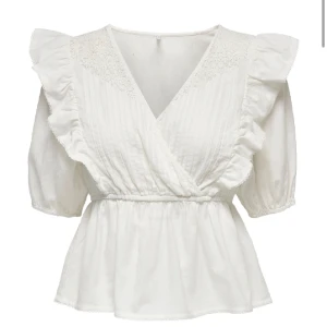 VIT BLUS - Säljer denna vita blusen. Änvänd fåtal gånger, bra skick. 💞