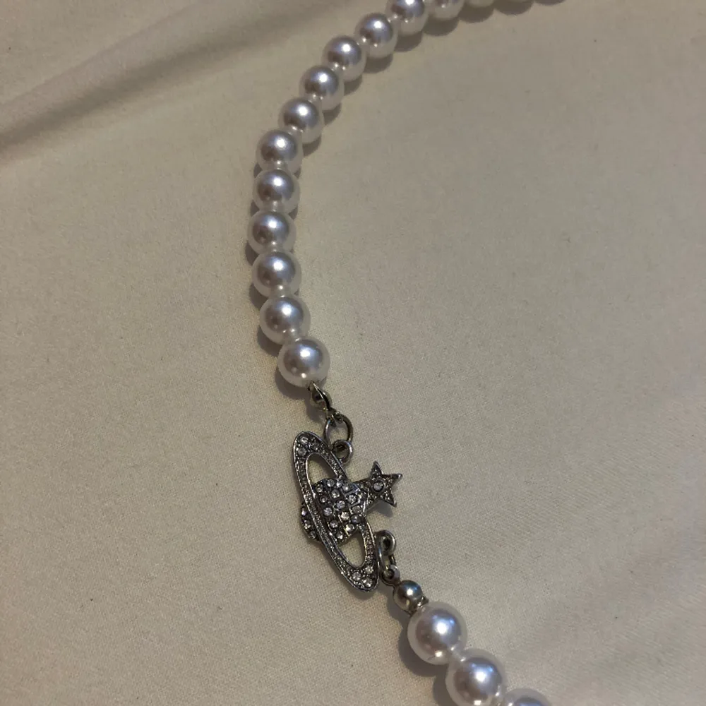 Hejsan! Säljer denna superfina doupen på Vivienne Westwood pärlhalsbandet. Den är jättelik den äkta och är svår att få tag på, hittade den på en thriftshop. Ingen rost, total nyskick. Halsbandet kan justeras storleksmässigt💕 . Asusteet.