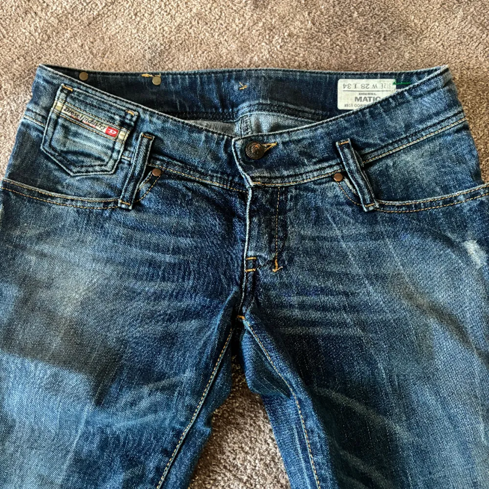 super snygga lågmidjade diesel jeans i jättebra skick! säljer då de inte passade mig💗skulle säga att de passar strl 34. Jeans & Byxor.