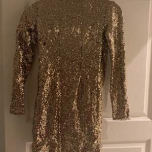 Säljer denna jätte fina guldiga klänningen med öppen rygg perfekt till nyår eller någon annan fest. Skriv för fler bilder eller andra frågor pris kan diskuteras.