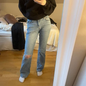 Jeans från Gina tricot  - Blåa jeans med ett hål vid knät är 1,70 cm och använt cirka 3 gånger 