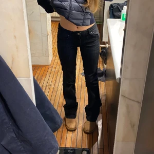 Lågmidjade bootcut jeans  - Lågmidjade svarta bootcut jeans från zara. Skick 10/10