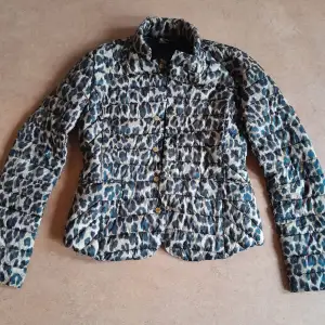En täckjacka i kavaj-modell med leopardmönster 🐆 Stängs med knappar fram, och har två fickor med 