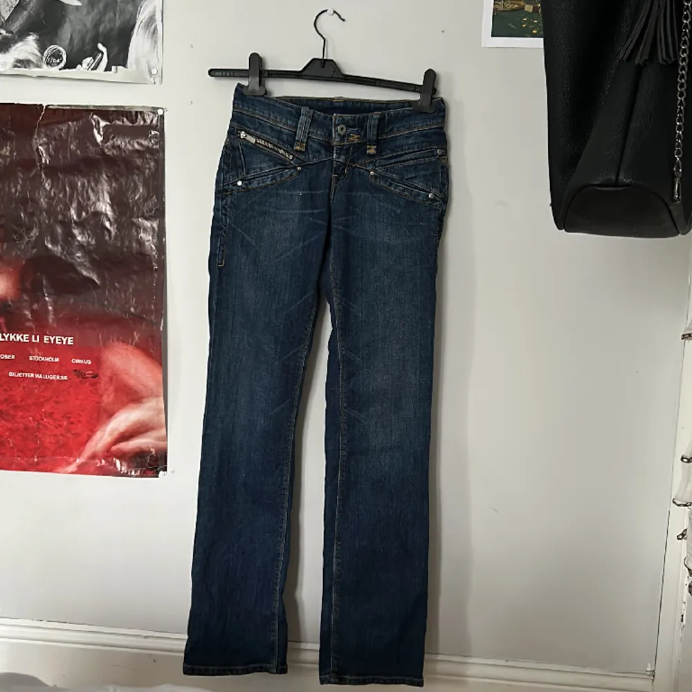 Världens snyggaste lågmidjade jeans. Långa och raka, lite utåtsvängda i benen! Passar personer som är 180+! Vet ej om de är äkta. Säljes pga för små i midjan. Mått visas på bild 3.. Jeans & Byxor.