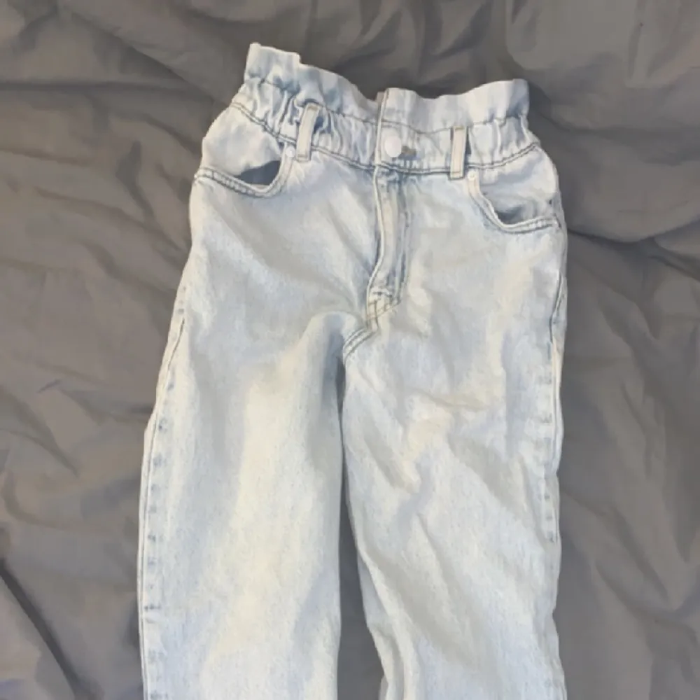 Ljusblå straightleg jeans från NewYorker med volanger runt midjan, är i storlek xxs med sitter som xs. Inge defekter.. Jeans & Byxor.