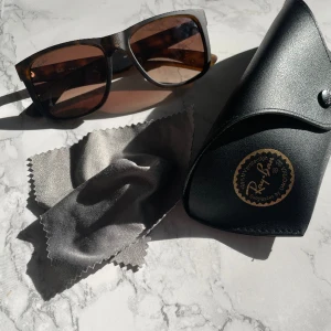 Rayban  - Väldigt fina rayban med en liten defekt mellan glasen vid näs grejen (finns bild) annars jätte fina