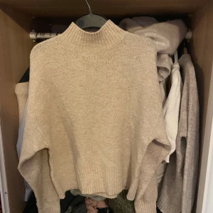 Stickad tröja!! - Säljer en fin stickad tröja. Inte nopprig🤩