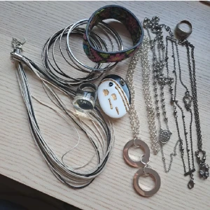 Smyckespaket  - Smyckespaket säljes. Används inte längre. Pris är diskuterbart vid snabb affär. ❤️😊Vid frågor skicka pm. Köparen står för frakten. Ansvarar inte för paketet under frakt.