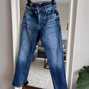 Nya jeans, använd 1 gång. Ny pris 899kr. Regular. 💙