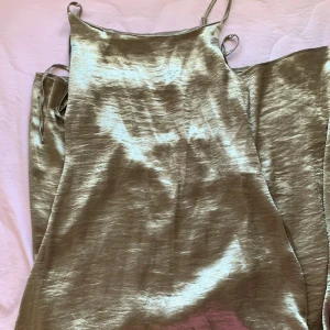 guldig satinklänning - endats använt den en gång🩷🩷skriv om du vill se bild från hemsidan