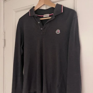 Moncler Pike - Säljer en långärmad Moncler pike som är för liten. Den är i väldigt fint skick och är givetvis äkta!