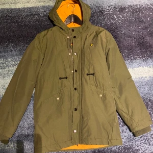 Lyle & scott vinterjacka - En grön lyle & scott jacka i storlek 14-15 years(år). Skick 9/10 använd några gånger, inga defekter eller fläckar. Skriv gärna om ni har några fråger☺️