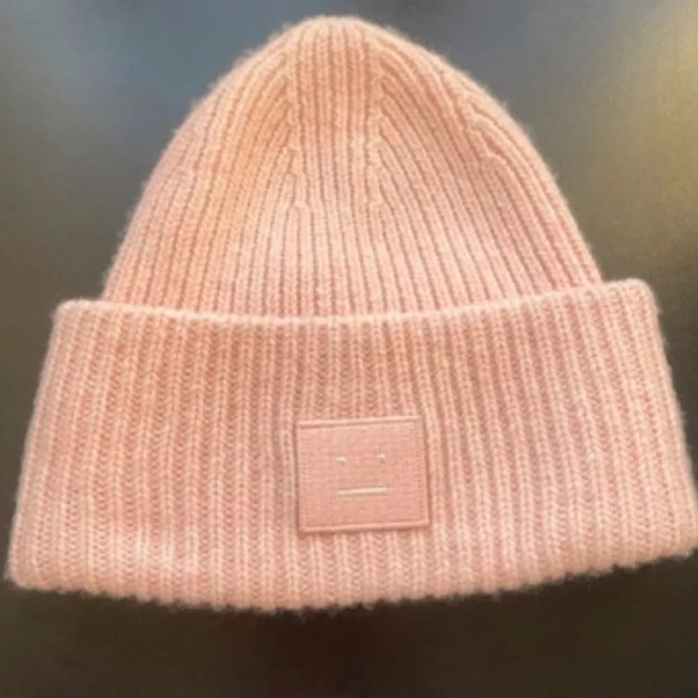 Acne Studios beanie, fint skick men finns lite tecken på användning inuti. Storlek 56cm. Du står för frakt.. Accessoarer.