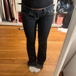 True religion jeans - Mörkblå true religion jeans i fint skick