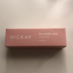 Hickap wonder stick highlighter sandy glow  - Hickaps wonder stick i färgen ”sandy glow” Ordinarie pris: 219 kr Endast testad på handen  Säljer då jag råka köpa fel färg💖