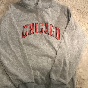 Hoodie  - Säljer denna jätte mysiga gråa hoodien i bra skick. Är använd fåtal gånger men fortfarande jätte fin. Kan möjligt vissa vara lite nopprig ❤️