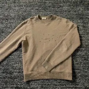 Säljer en snygg grå/biege Saint Laurent crewneck | Den är i fint skick och såklart äkta🤩 | Storlek S | Fraktar spårbart via Postnord, på köparens bekostnad | Prioriterar snabba affärer | inga byten | Hör av dig vid frågor! 📩